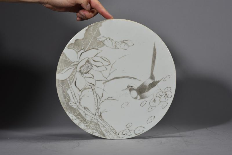 清光绪 江雨三风格花鸟刻瓷瓷板插屏 - 图4