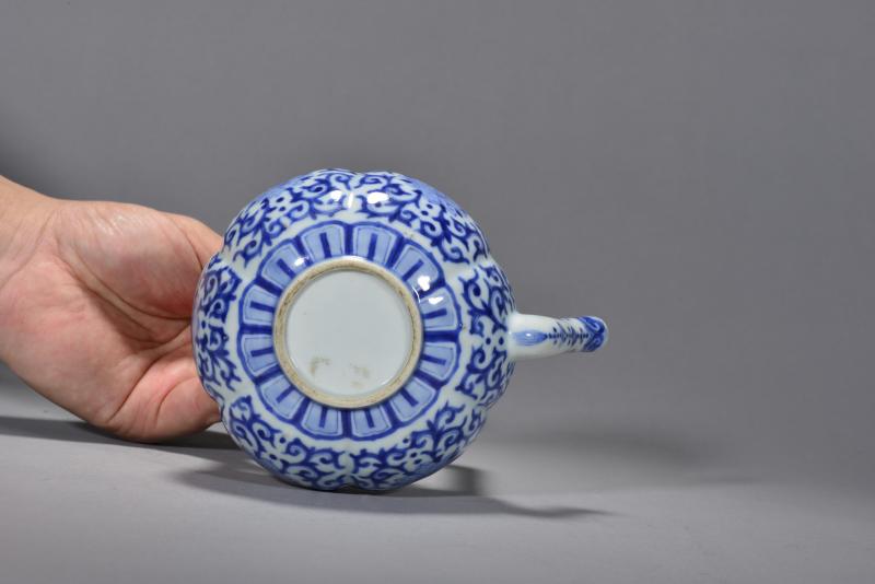 清乾隆 青花缠枝花卉纹瓜棱提梁壶 - 图5