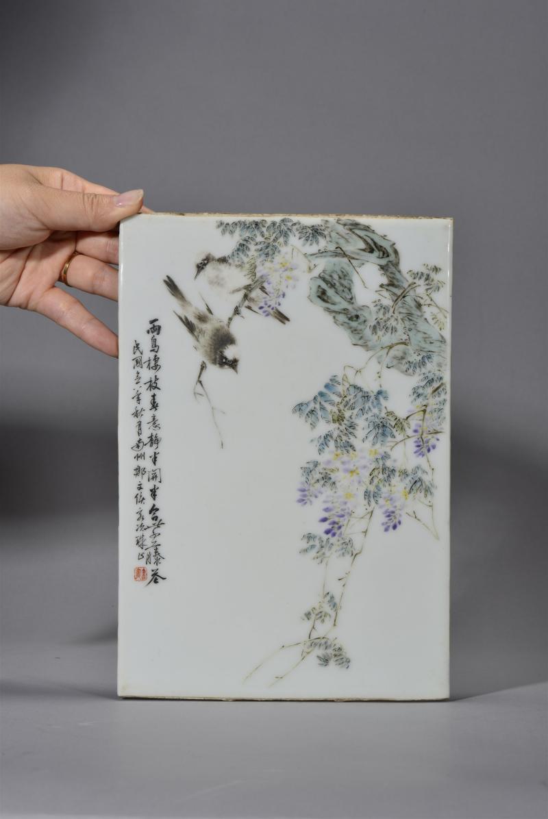 民国 邹文侯粉彩紫藤双雀图瓷板插屏 - 图6