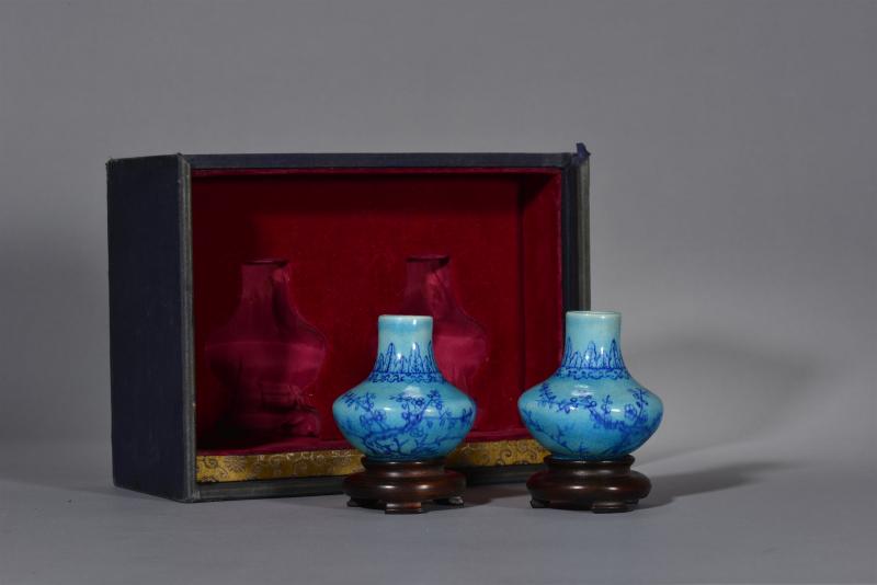 清中期 孔雀蓝釉梅竹双清图小荸荠瓶一对 - 图2