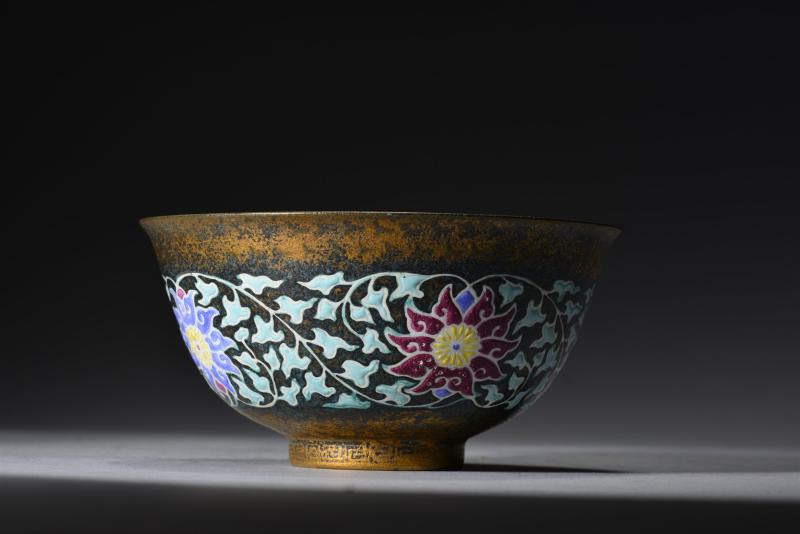 清乾隆 仿古铜釉珐琅彩缠枝花卉纹碗 - 图6