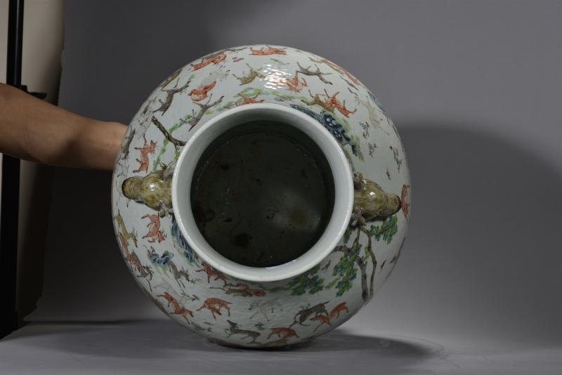 清同治 粉彩百鹿献瑞纹鹿头尊一对 - 图7