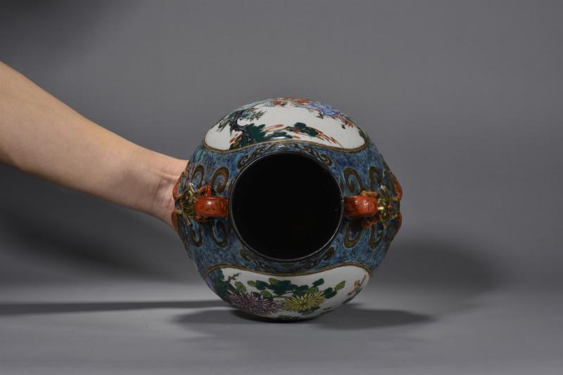 民国 仿古铜釉描金开光粉彩人物菊花纹如意耳瓶 - 图7