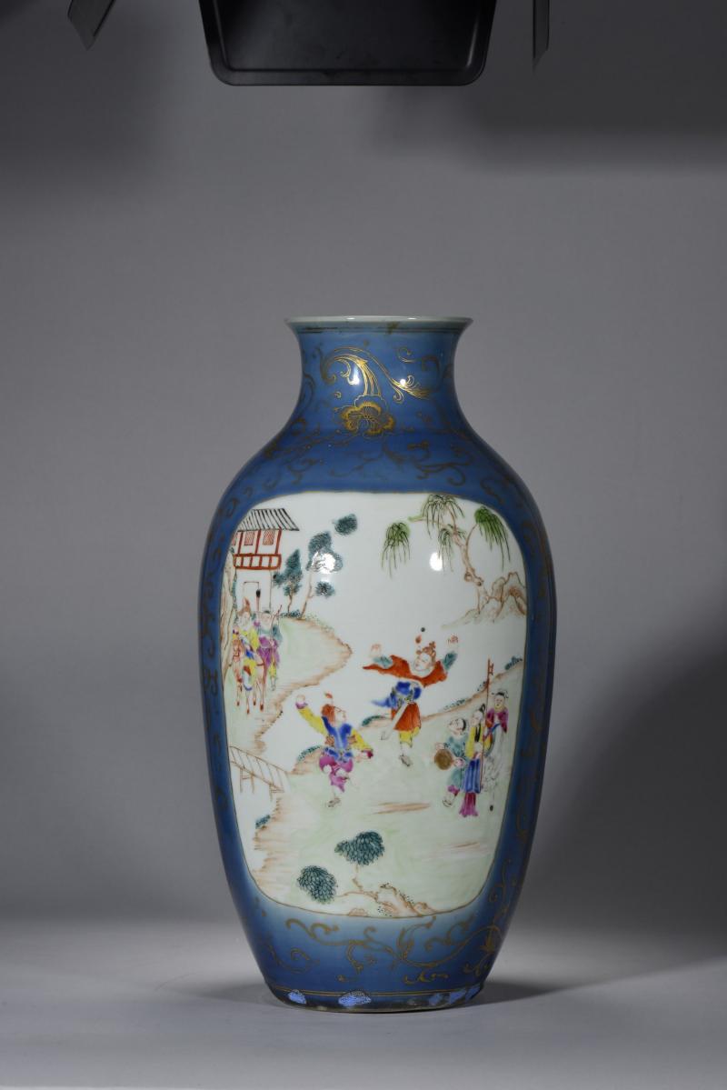 清乾隆 霁蓝描金缠枝花卉纹开窗粉彩人物故事图包袱瓶 - 图3