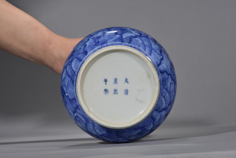 清康熙 青花海八怪玄纹蒜头瓶 - 图6