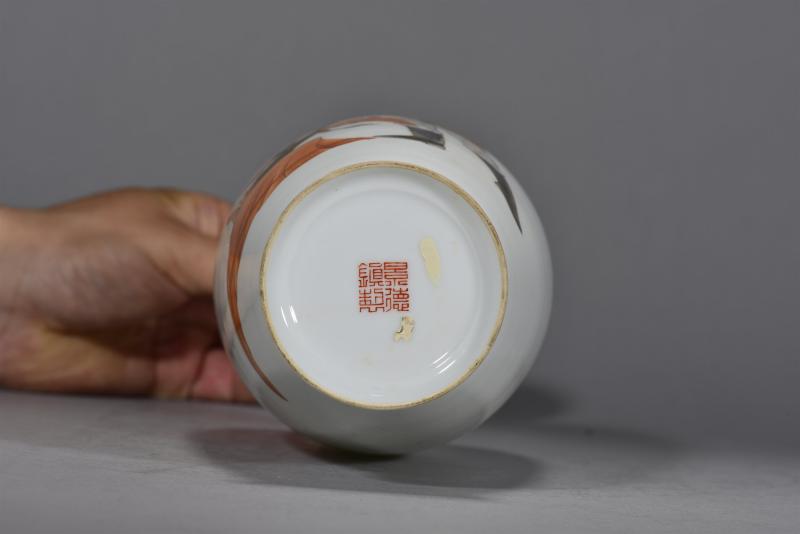 近现代 墨彩描金人物薄胎瓶 - 图5