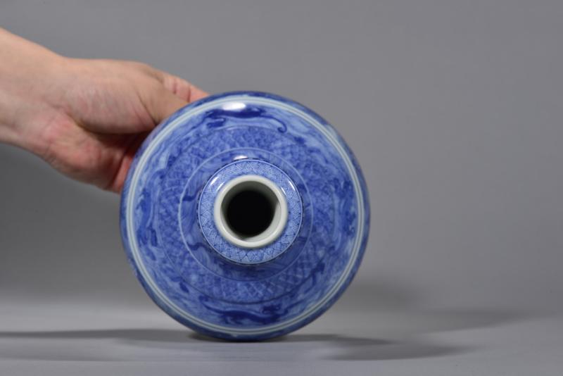 清康熙 青花海八怪玄纹蒜头瓶 - 图7