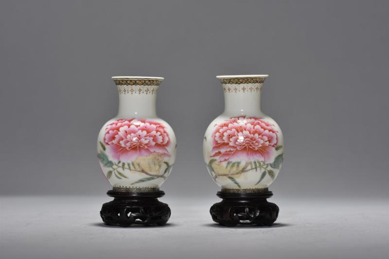 民国 珐琅彩花卉薄胎瓶一对 - 图2