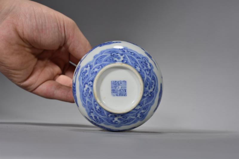 清晚期 青花云蝠纹天球瓶 - 图5