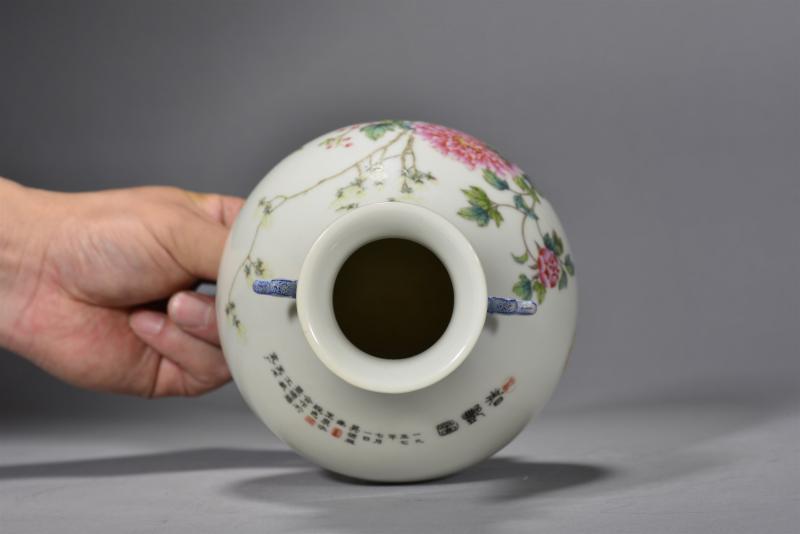 近现代 吴德祖画、王泉水设色景德镇工艺美术瓷厂珐琅彩「春艳图」寿字耳赏瓶 - 图5
