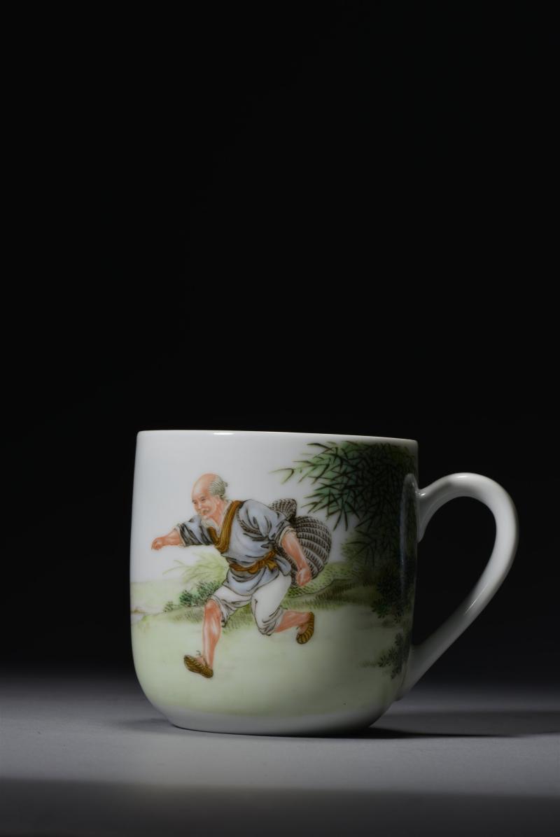 五十年代 王大凡粉彩「渔翁得利」茶杯 - 图2