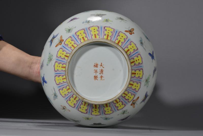 清光绪 粉彩百蝶纹赏瓶 - 图5