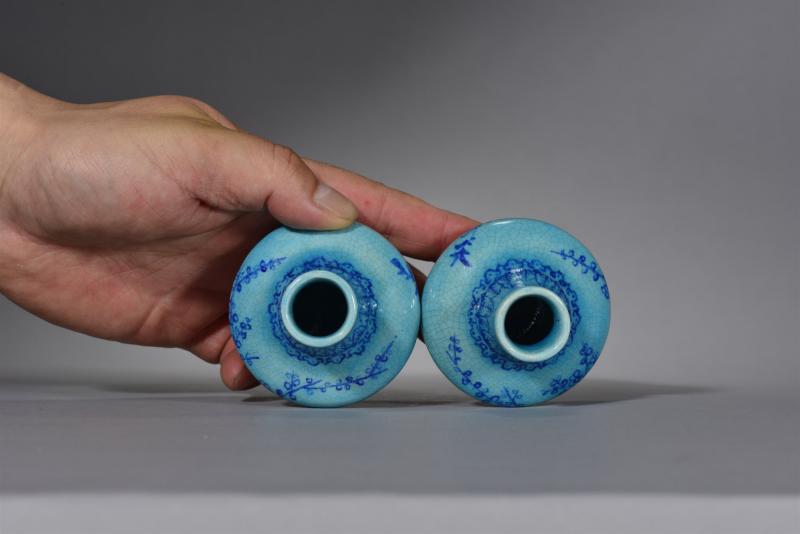 清中期 孔雀蓝釉梅竹双清图小荸荠瓶一对 - 图6