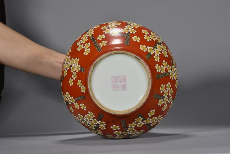 近现代 张松茂珊瑚红地粉彩梅花纹瓶 - 图5