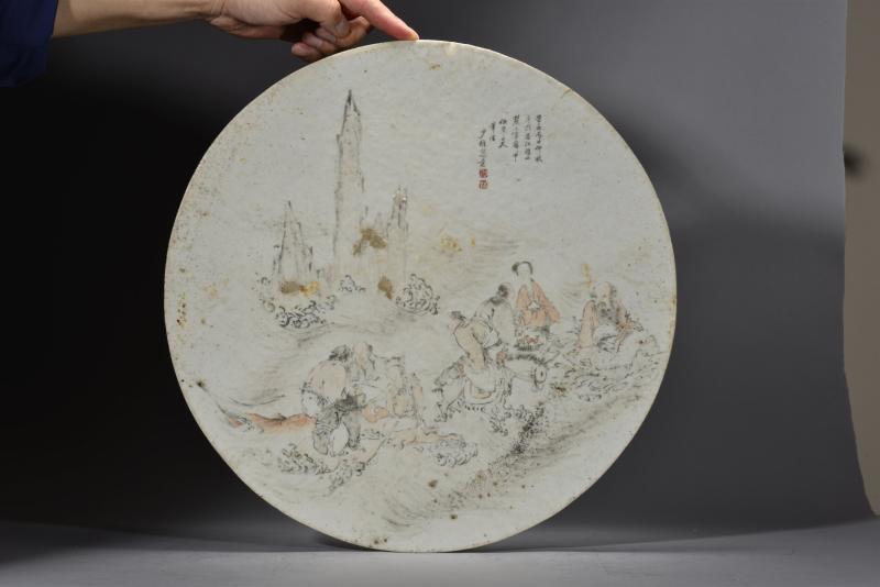 清光绪 王少维浅绛彩八仙过海圆瓷板 - 图2