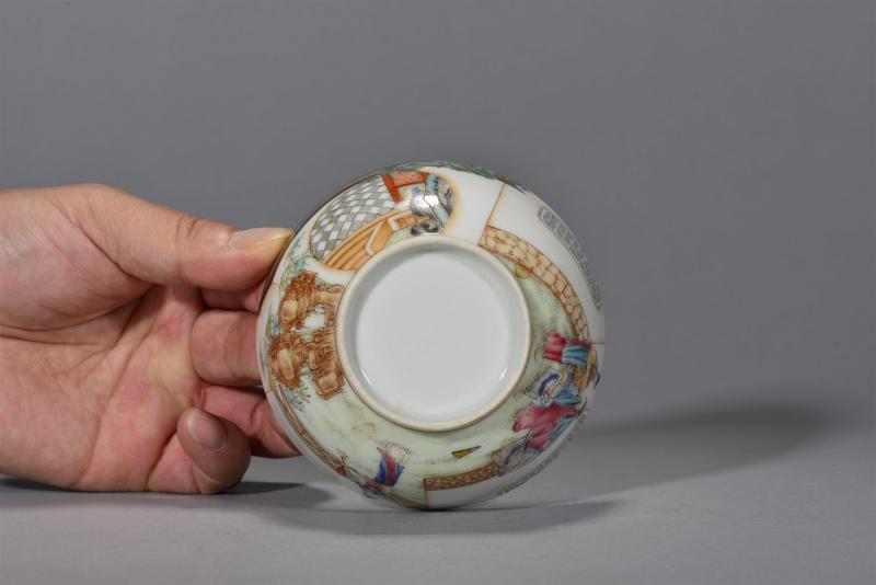 清乾隆 粉彩描金开窗庭院仕女图茶圆 - 图6