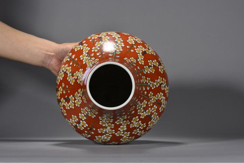 近现代 张松茂珊瑚红地粉彩梅花纹瓶 - 图6