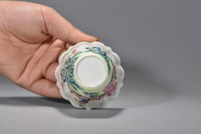 清乾隆 粉彩西厢记花口杯 - 图6