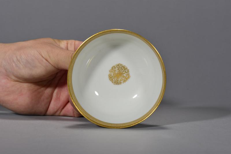 清乾隆 粉彩描金开窗庭院仕女图茶圆 - 图7