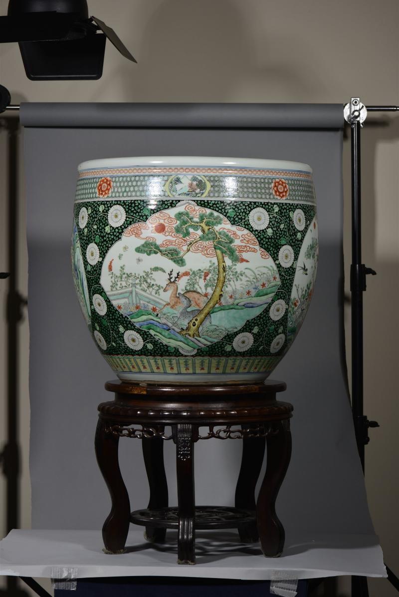 清中期 五彩开窗花鸟鱼意图大缸 - 图5