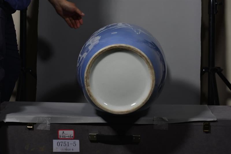 近现代 景德镇陶研所天青釉堆白梅竹图大瓶 - 图5