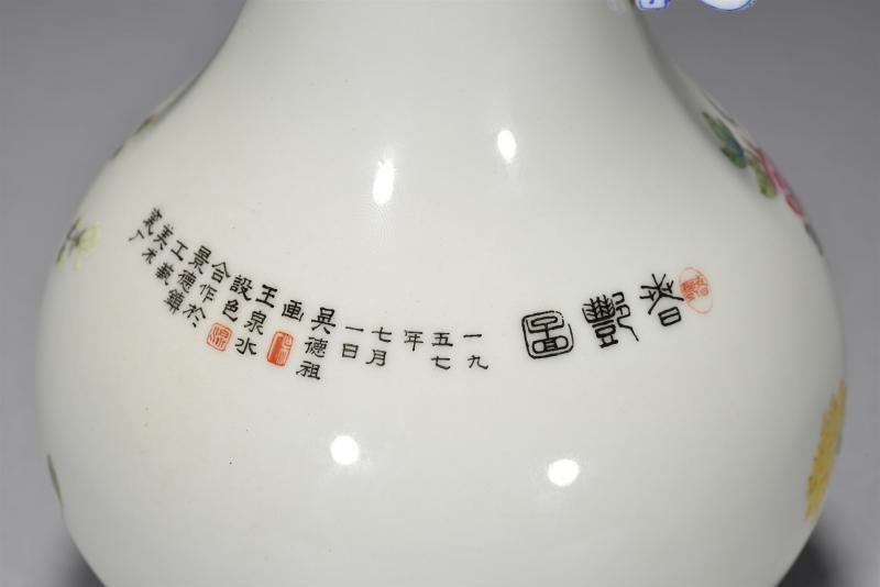 近现代 吴德祖画、王泉水设色景德镇工艺美术瓷厂珐琅彩「春艳图」寿字耳赏瓶 - 图9