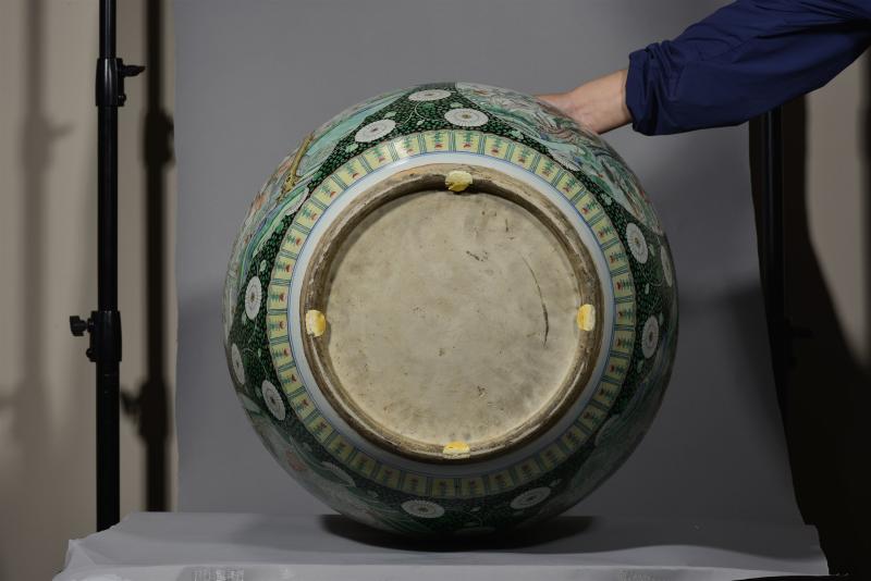 清中期 五彩开窗花鸟鱼意图大缸 - 图6