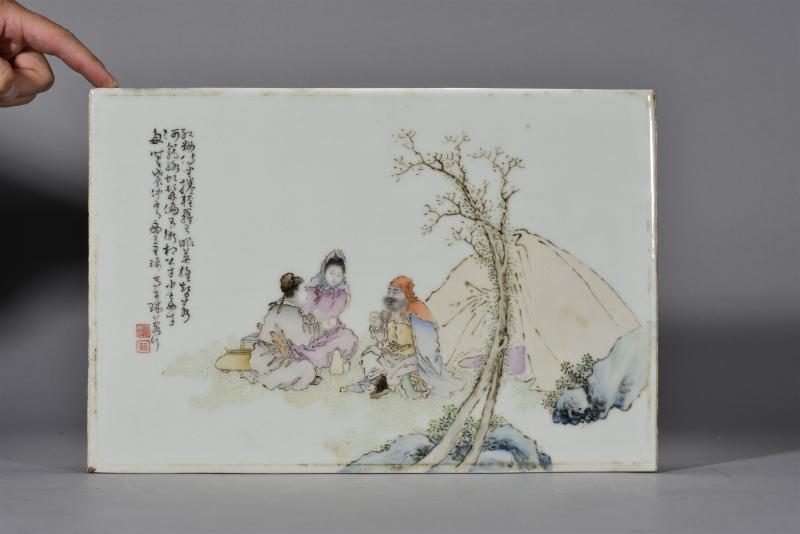 民国 王琦粉彩风尘三侠瓷板 - 图2