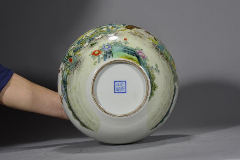民国 粉彩「安居乐业」图天球瓶 - 图6