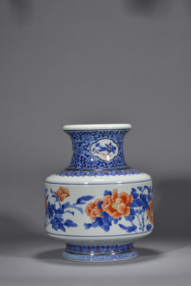 近现代 嵇锡贵青花斗彩牡丹纹马蹄尊 - 图2