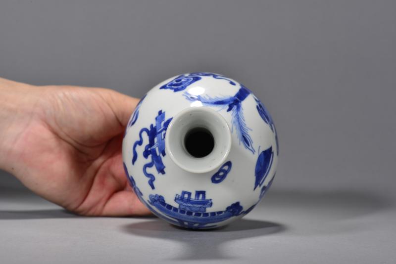 清康熙 青花博古纹胆瓶 - 图6