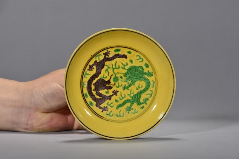 清光绪 黄地素三彩双龙戏珠纹盘 - 图2