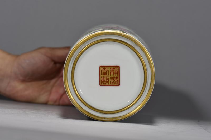 民国 何许人珐琅彩玉堂春晖花卉春燕纹卷口瓶 - 图8