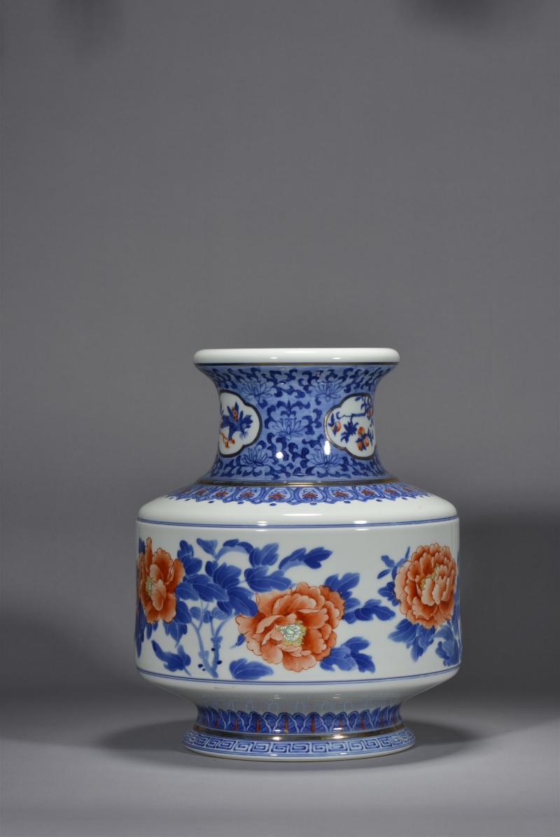 近现代 嵇锡贵青花斗彩牡丹纹马蹄尊 - 图3