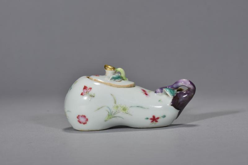 清中期 粉彩折枝花卉纹仿生茄型水盂 - 图3