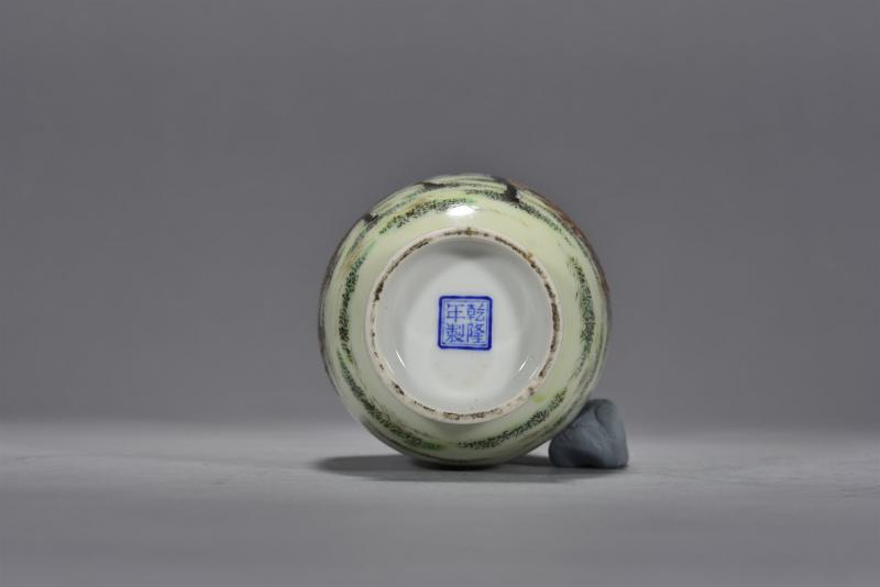 民国 矾红边饰粉彩帝王骑射纹直颈瓶 - 图6