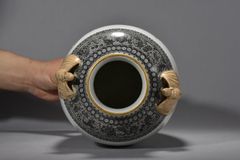 近现代 景德镇合作社款王锡良风格粉彩「巾帼英雄」蝠耳瓶 - 图7