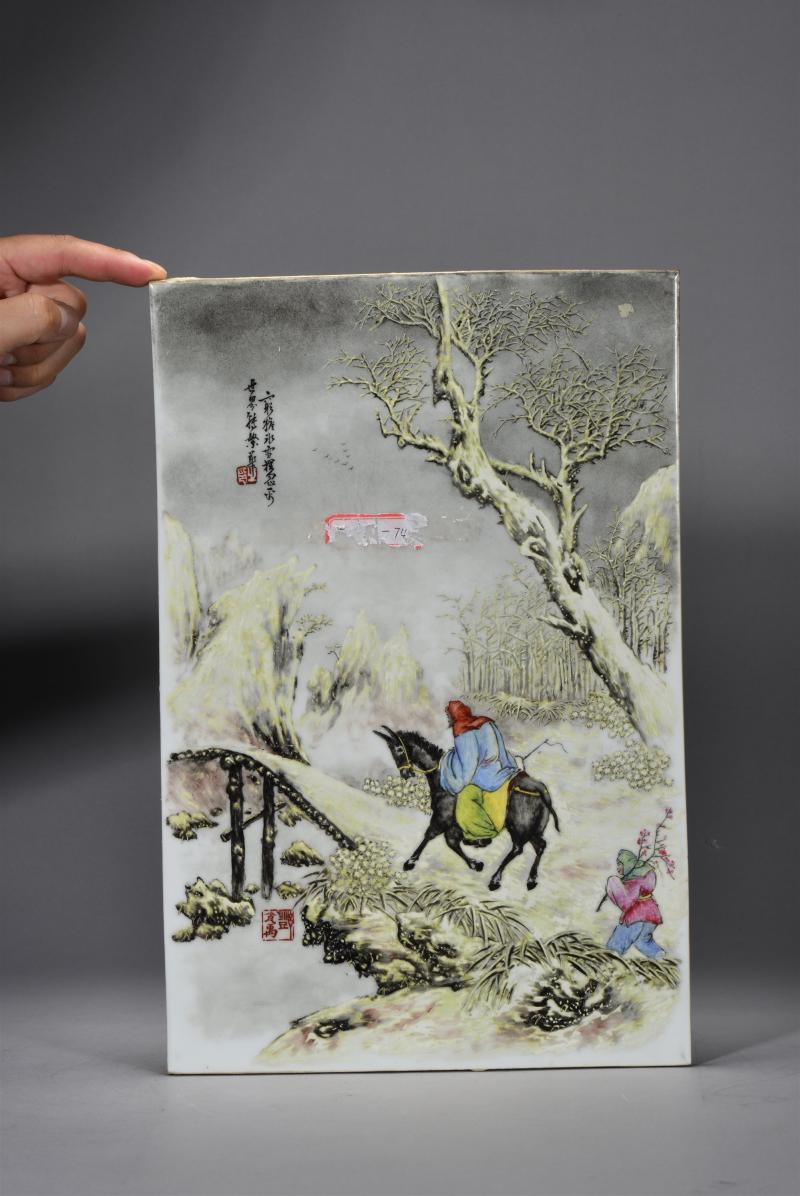 近现代 邓肖禹粉彩踏雪寻梅瓷板 - 图2