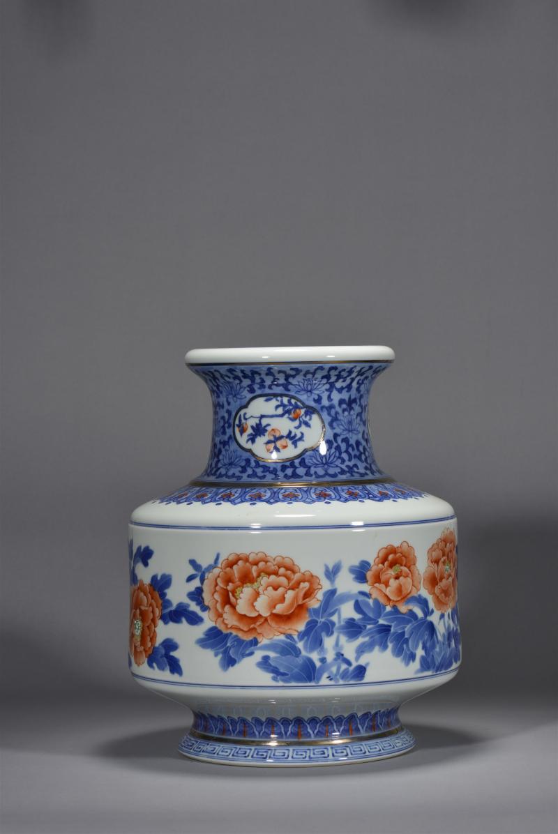近现代 嵇锡贵青花斗彩牡丹纹马蹄尊 - 图4