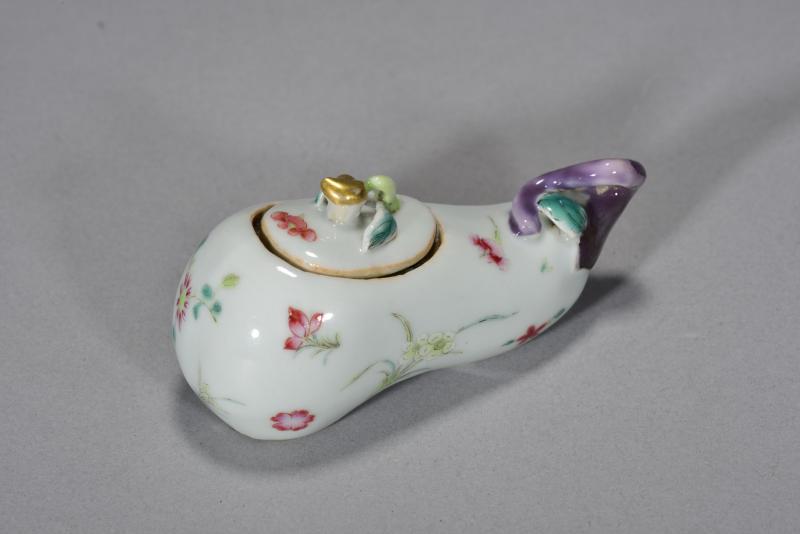 清中期 粉彩折枝花卉纹仿生茄型水盂 - 图4