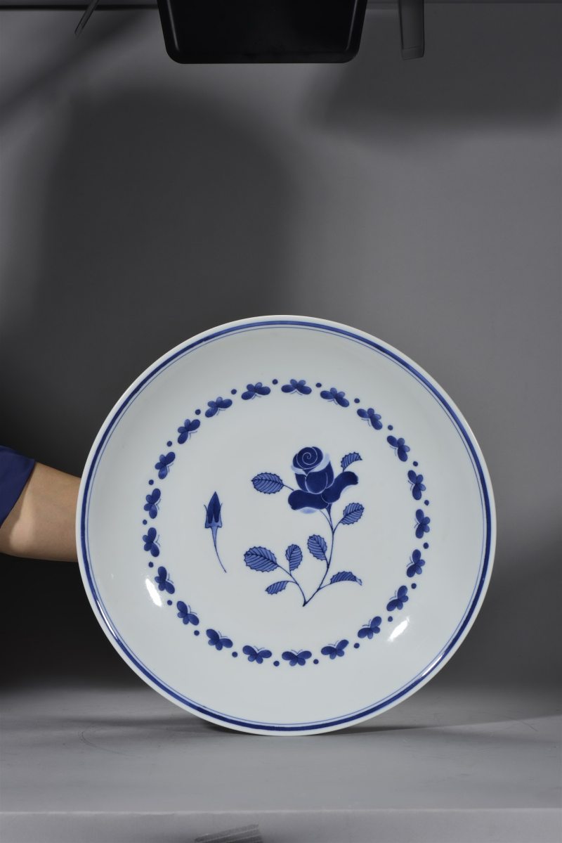 近现代 景德镇陶研所青花蝶恋花大盘 - 图2