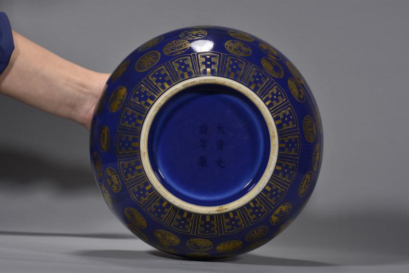清光绪 霁蓝描金皮球花纹赏瓶 - 图5