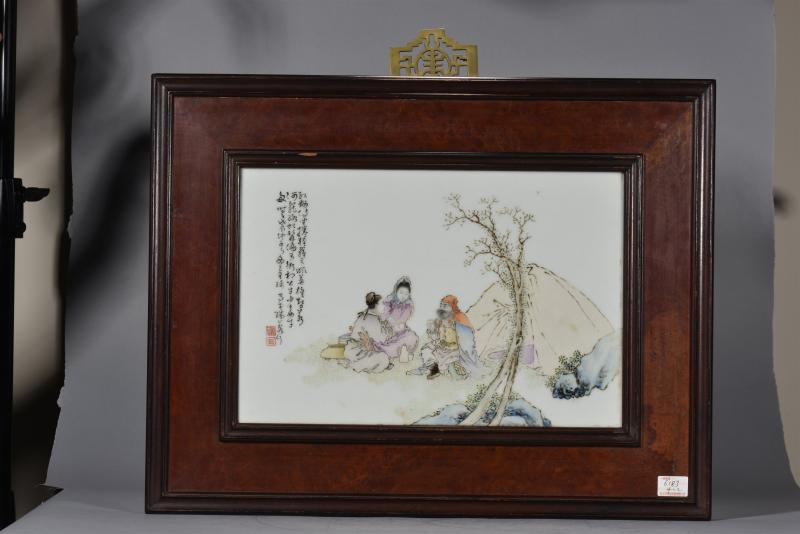 民国 王琦粉彩风尘三侠瓷板 - 图6