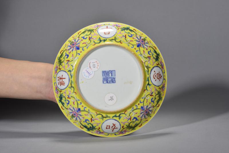 清乾隆 粉彩缠枝花卉开窗吉祥如意纹盘 - 图7