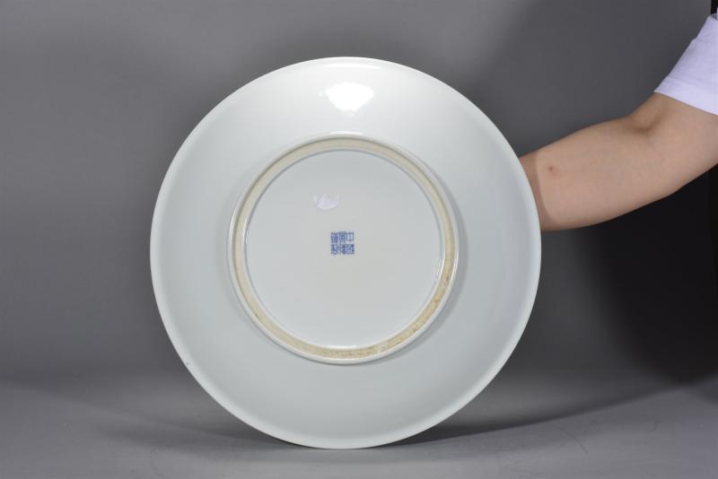 近现代 景德镇陶研所青花蝶恋花大盘 - 图3