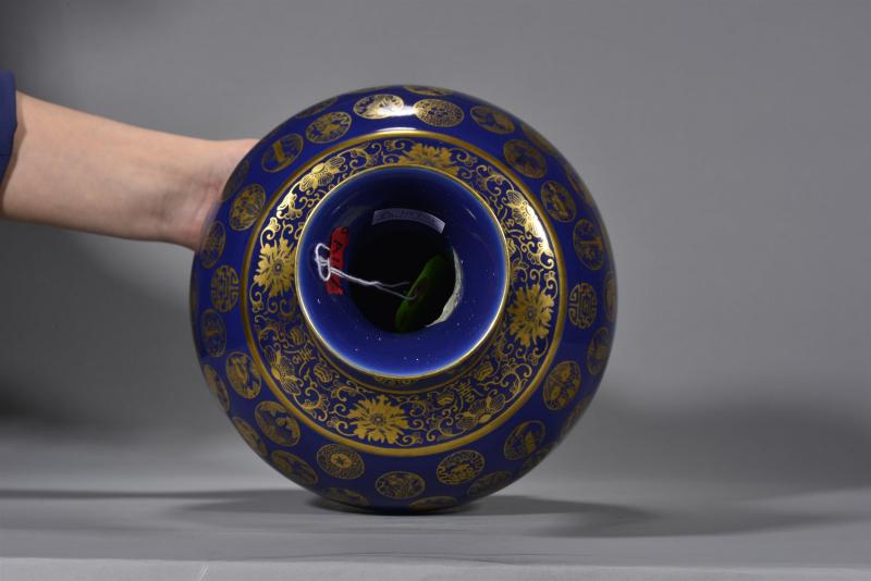 清光绪 霁蓝描金皮球花纹赏瓶 - 图6