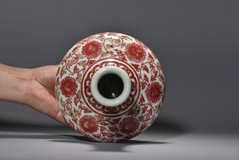 近现代 景德镇陶研所釉里红缠枝莲纹荜荠瓶 - 图7