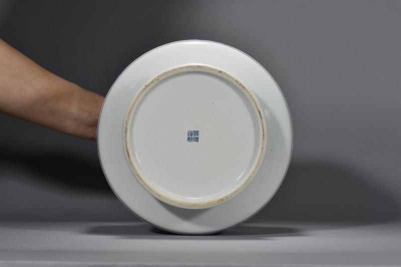 近现代 嵇锡贵青花斗彩牡丹纹马蹄尊 - 图6