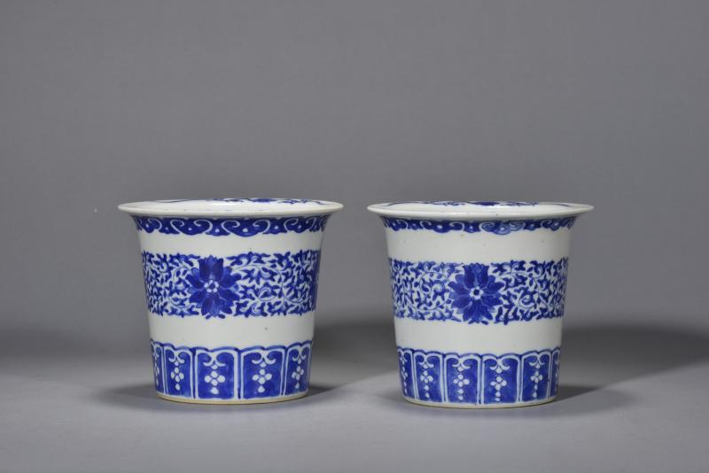 清晚期 青花缠枝花卉纹小花盆一对 - 图2