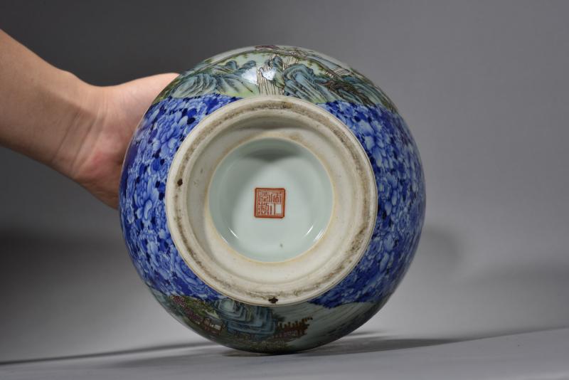 民国 青花百花不落地开窗粉彩山水人物双蝙蝠耳赏瓶 - 图6